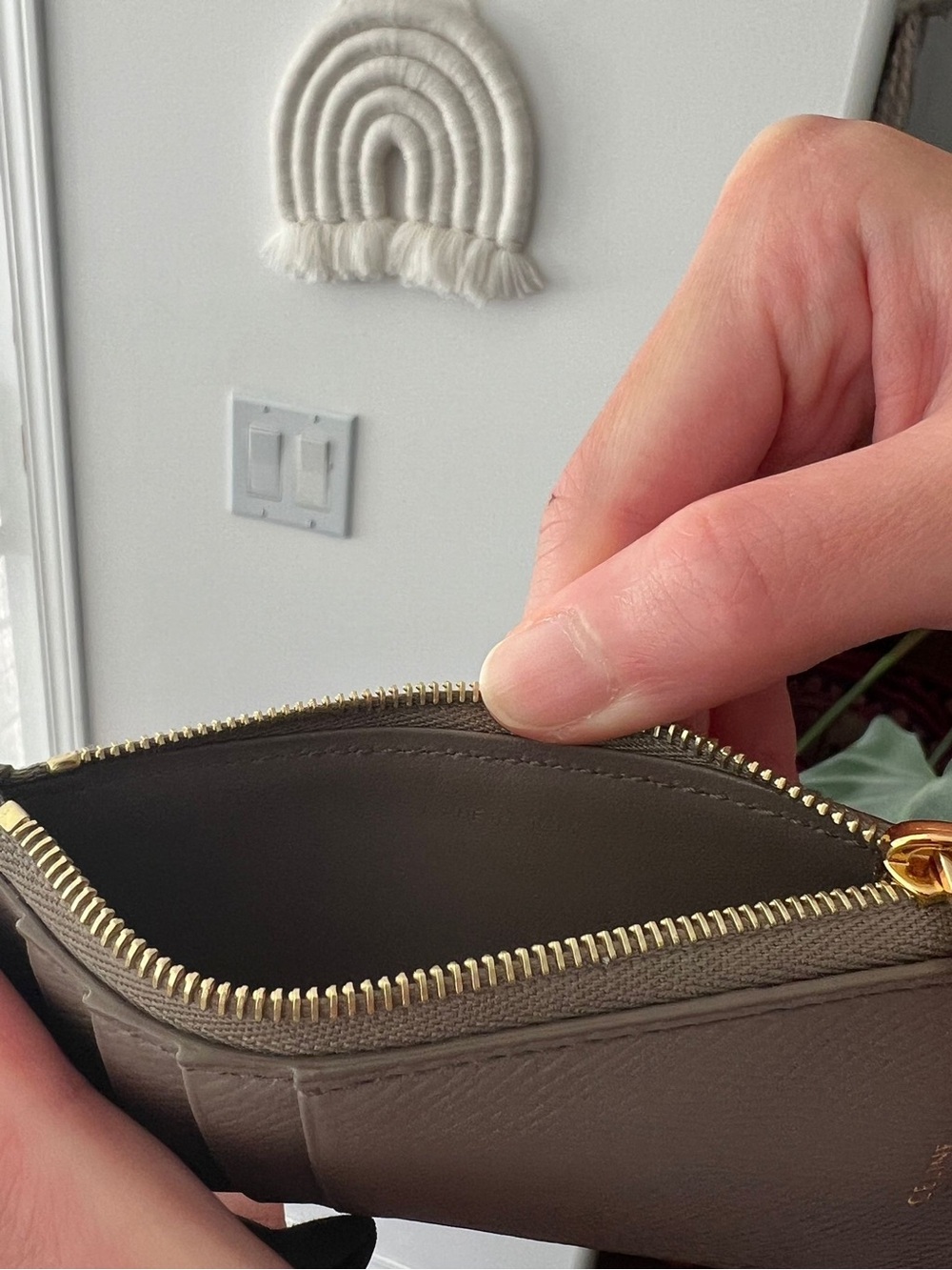 Celine Pebble Zipped Compact Card Holder in grained calfskin - Picture 4 of 8